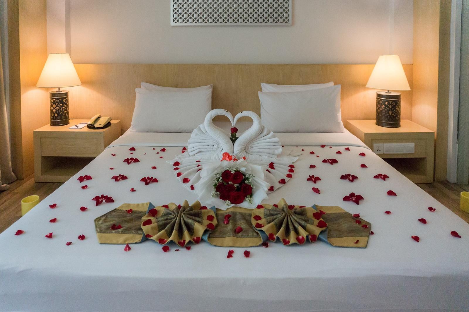 Le Grande Bali Hotel Uluwatu Kültér fotó A bed decorated for a honeymoon