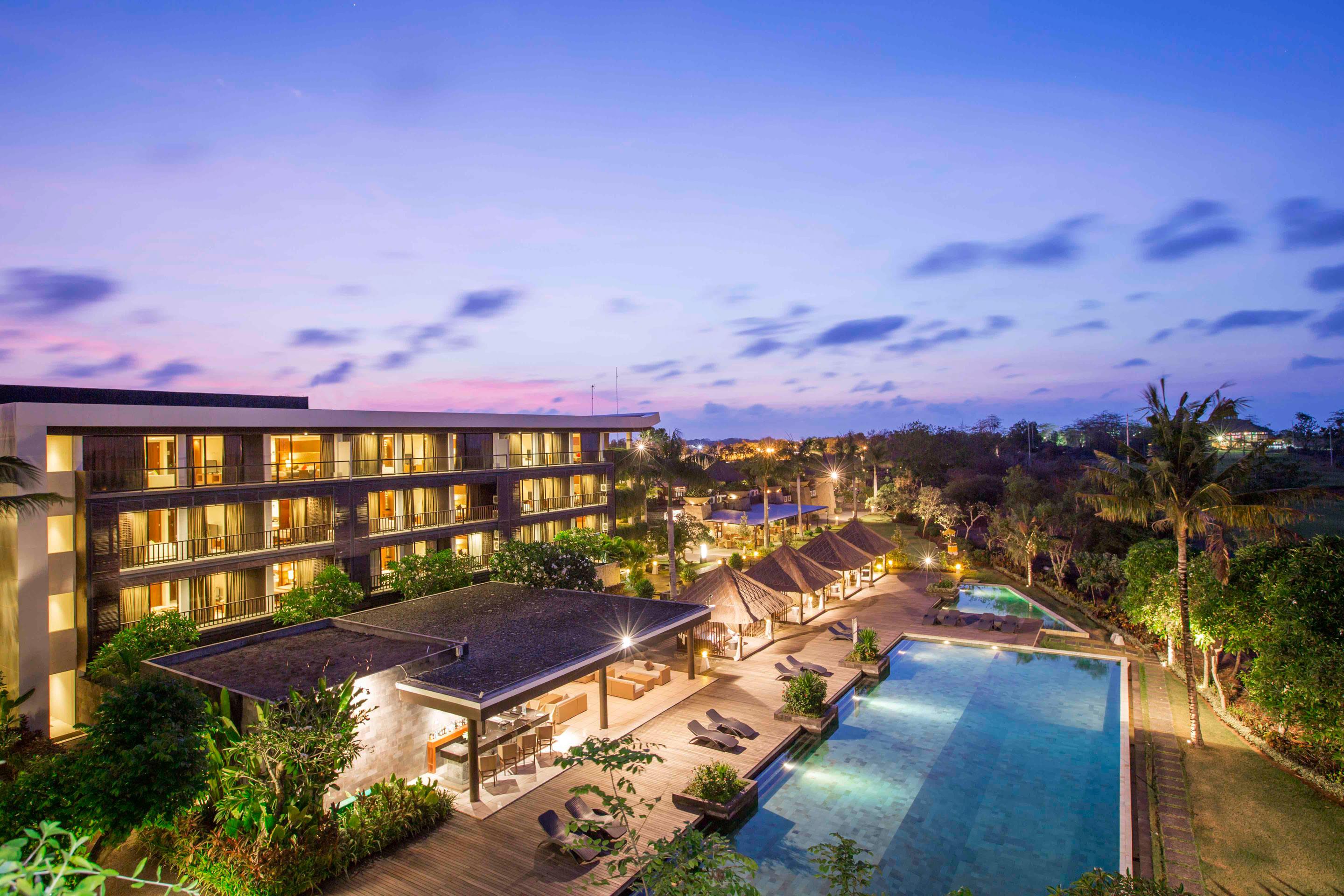 Le Grande Bali Hotel Uluwatu Kültér fotó The hotel at dusk