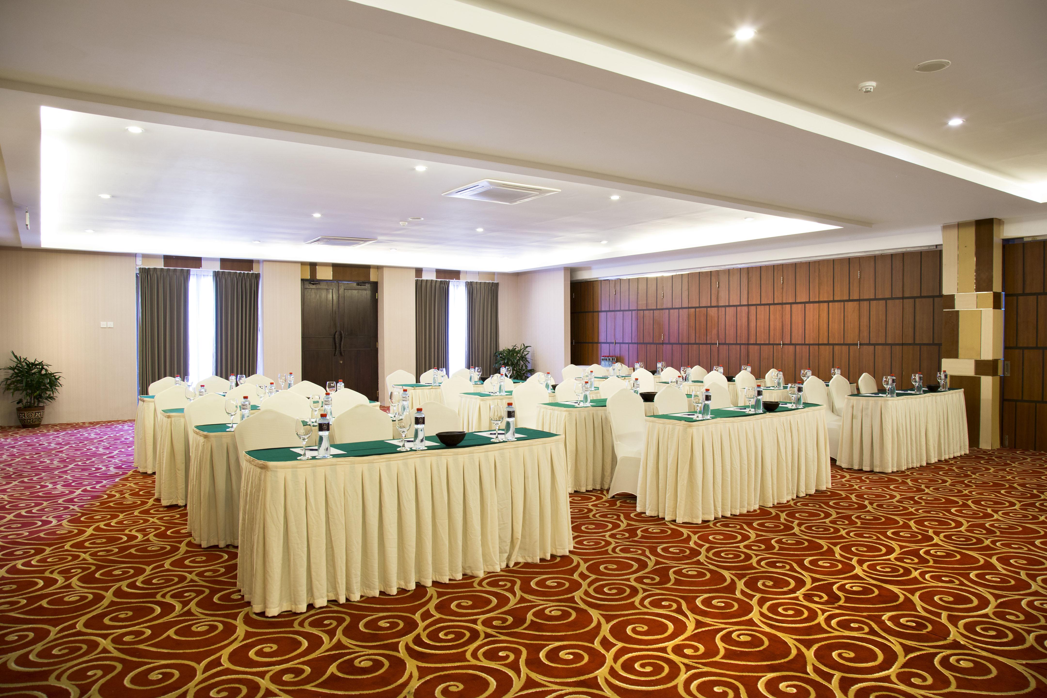 Le Grande Bali Hotel Uluwatu Kültér fotó A meeting room