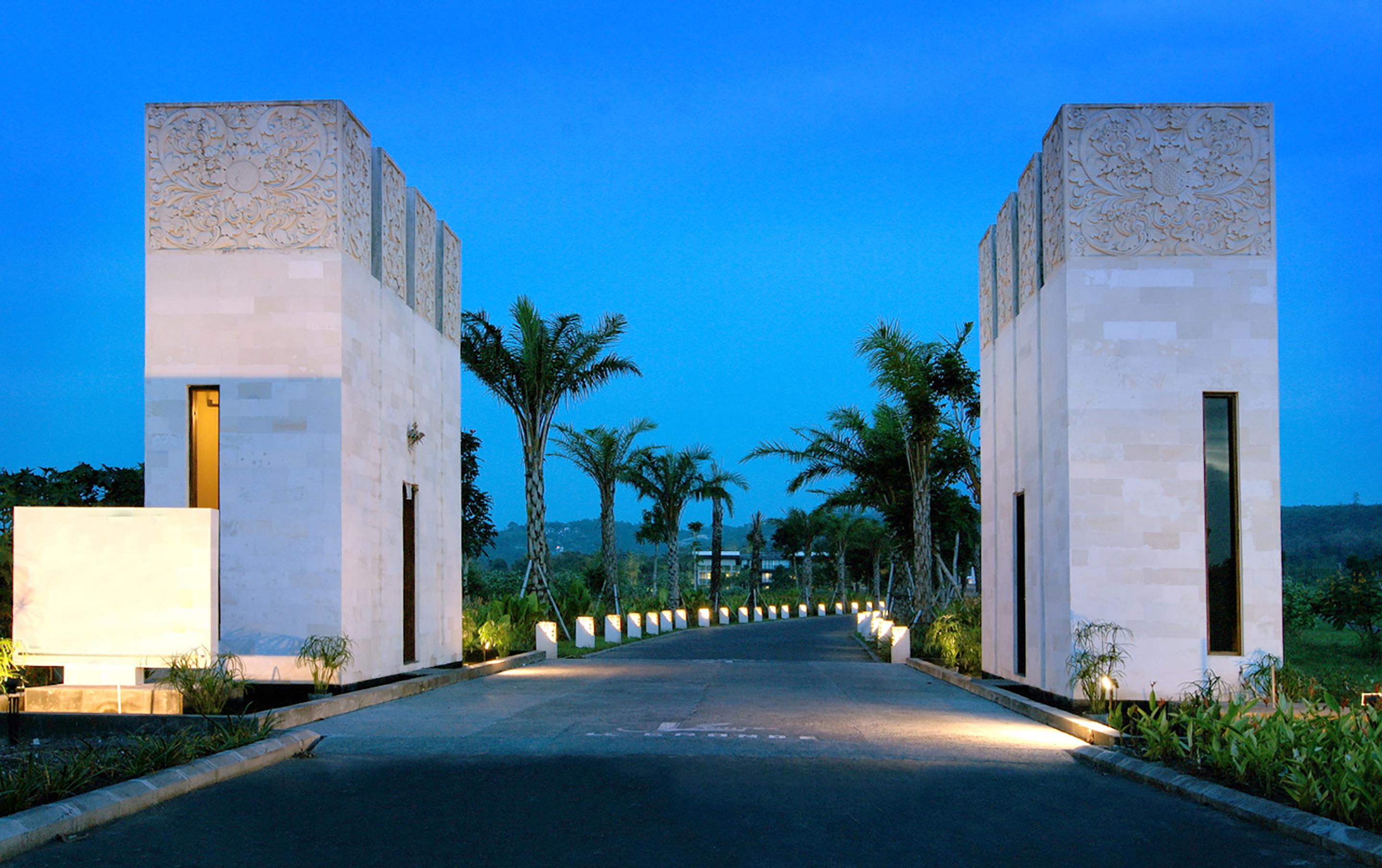 Le Grande Bali Hotel Uluwatu Kültér fotó Entrance to the resort