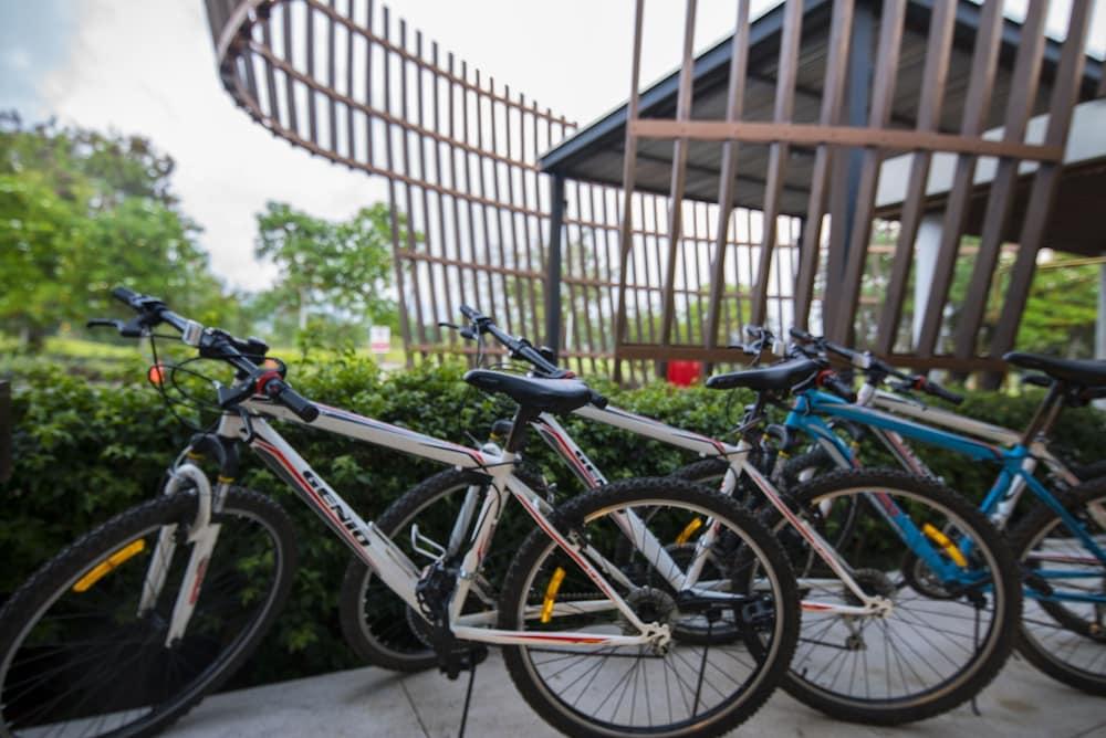 Le Grande Bali Hotel Uluwatu Kültér fotó Bicycles at the station
