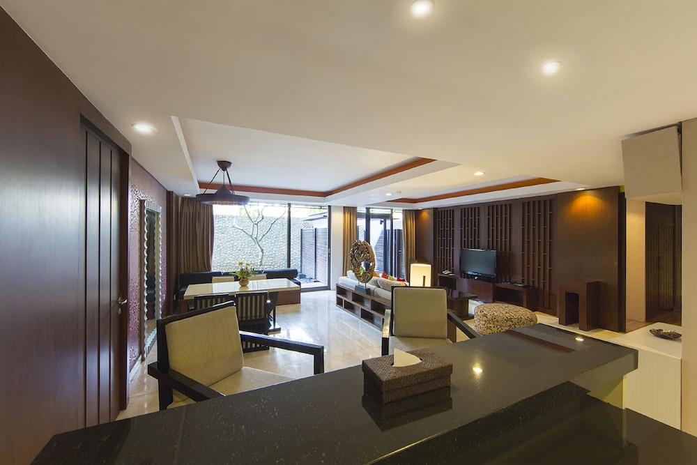 Le Grande Bali Hotel Uluwatu Kültér fotó A suite at the hotel