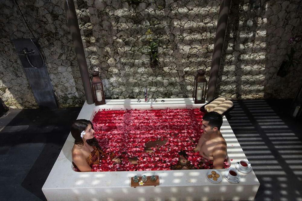 Le Grande Bali Hotel Uluwatu Kültér fotó A couple in a rose petal bath